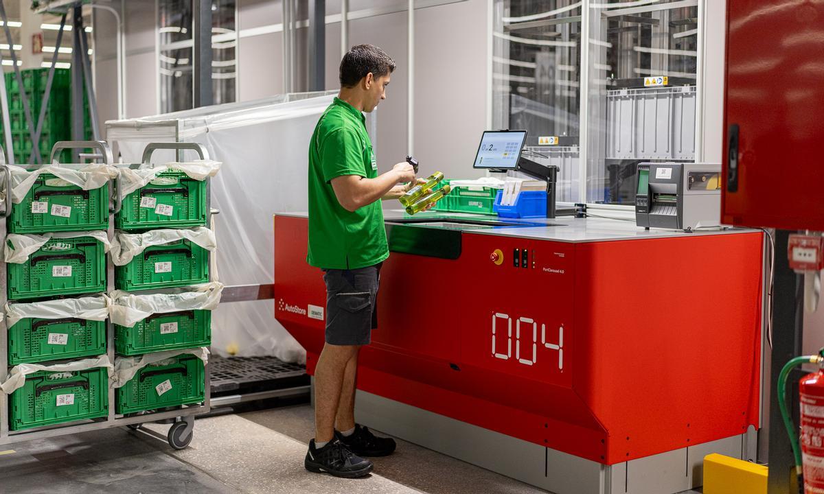 Interior de la colmena semiautomatizada de Mercadona en Vallecas