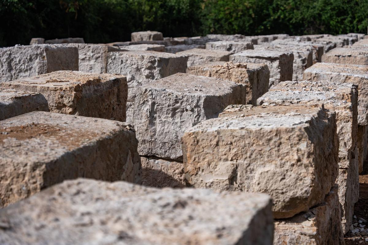 Bloques de piedra de Montjuïc alineados en el solar de Glòries