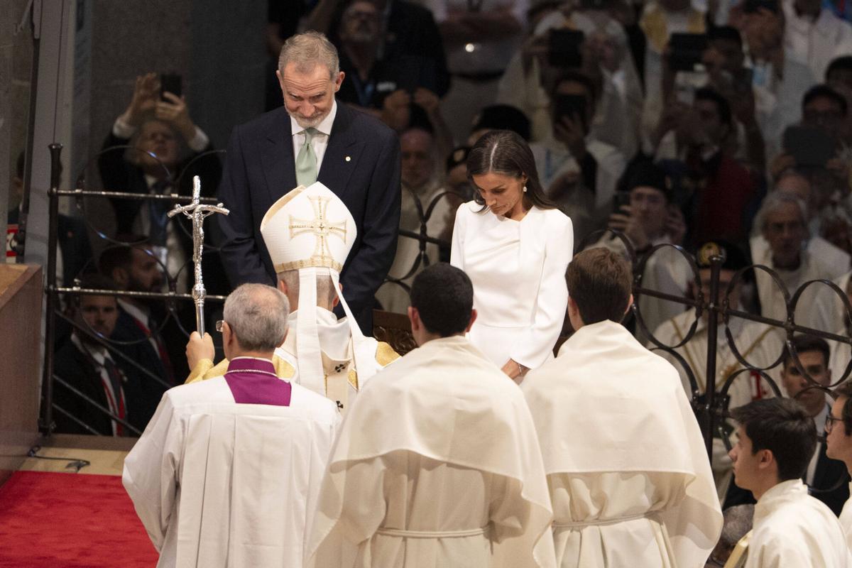 Papa Francisco y el Rey Felipe VI saludándose en el Palacio Real durante la visita papal a España
