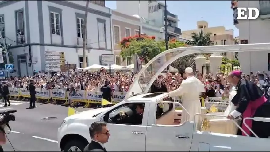 Guardia Civil revisando equipaje del Papa León XIV en el aeropuerto de Tenerife