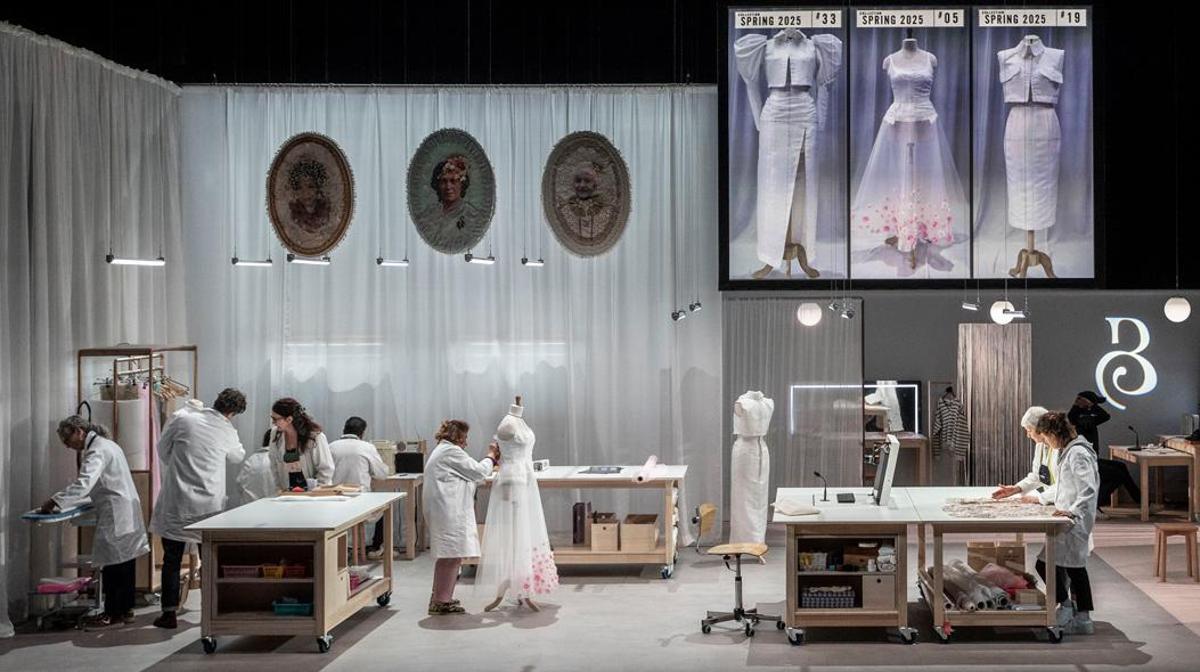 Escena del espectáculo 'Lacrima' de Caroline Guiela Nguyen, con vestuario que evoca el colonialismo y la moda