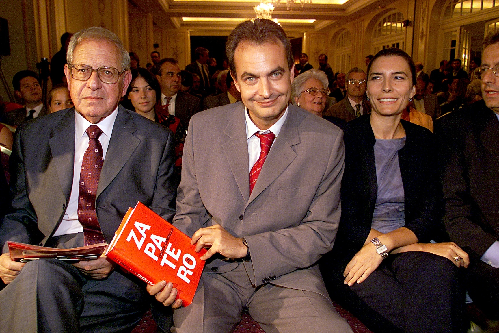 Caja fuerte del despacho de Zapatero abierta por la Udef, mostrando collares y relojes incautados