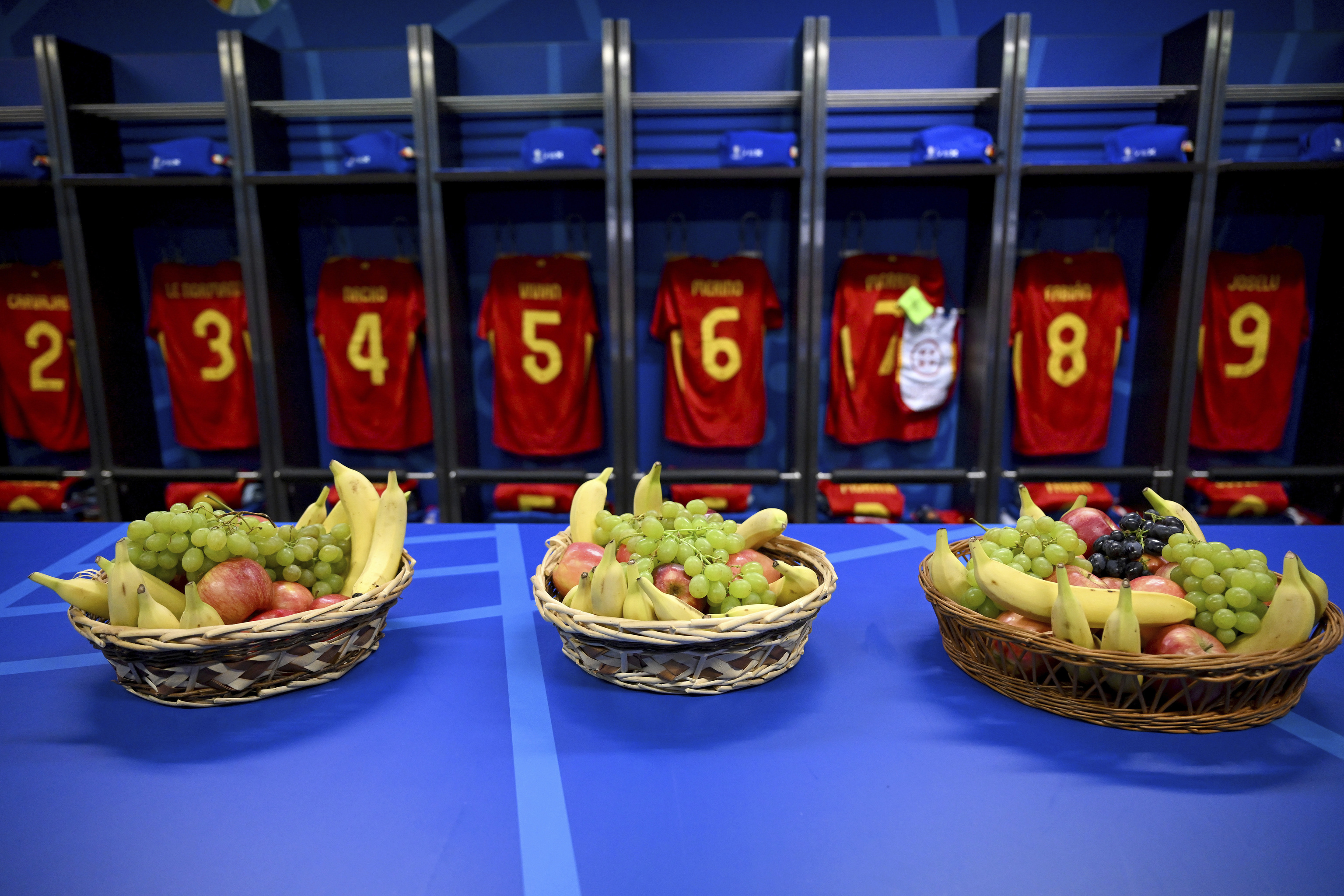 Nuria Martínez revisando la equipación en el hotel antes del partido