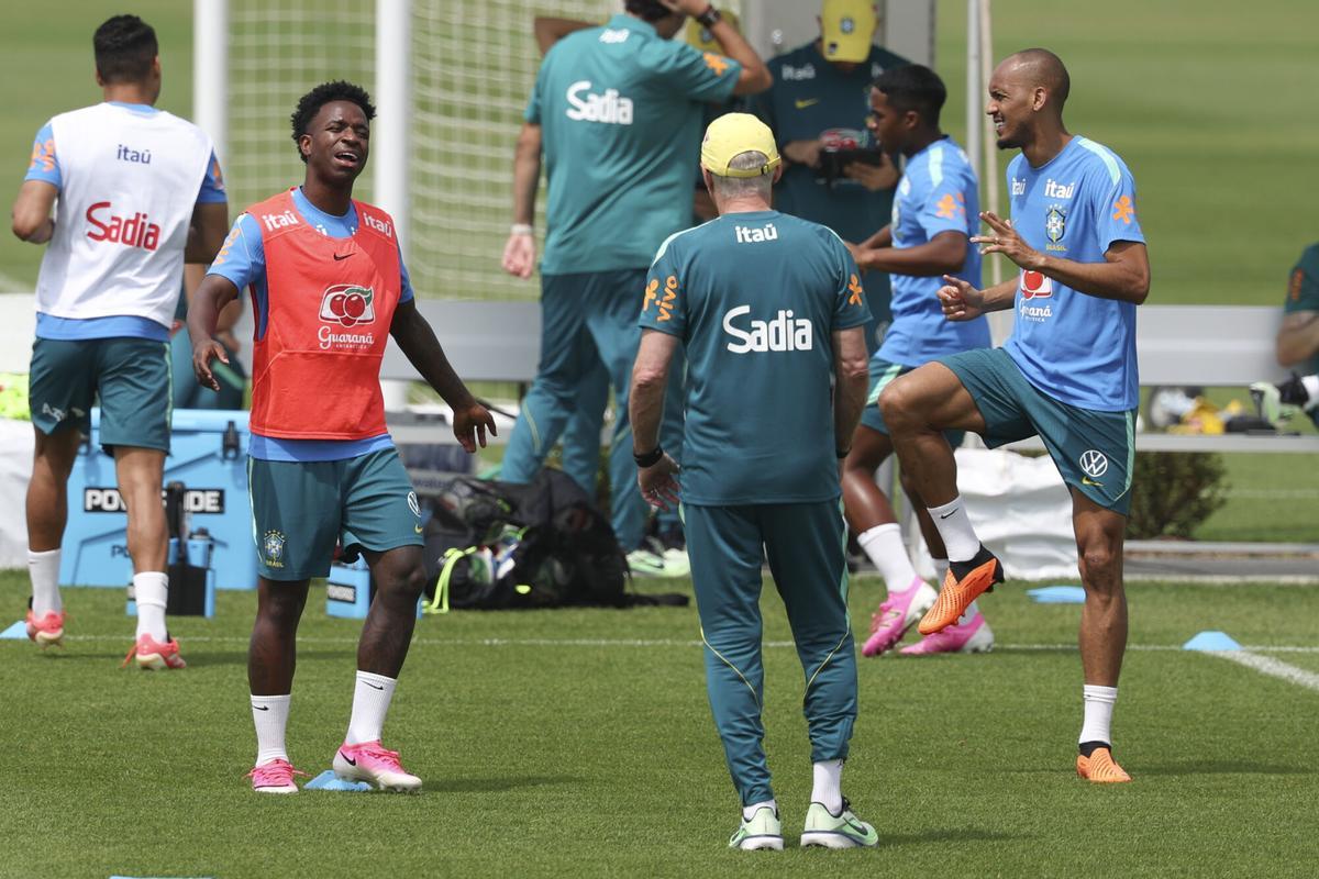 Ancelotti dirige un entrenamiento con la selección brasileña en Columbia Park, Nueva Jersey