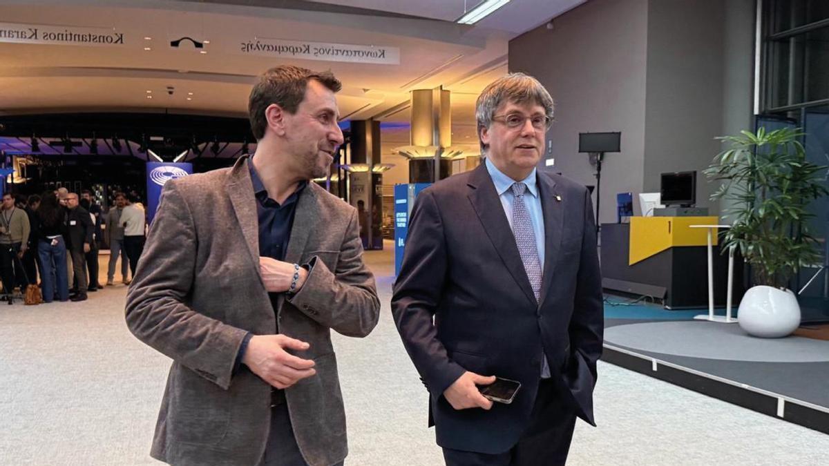 Carles Puigdemont y Oriol Junqueras en una manifestación en Waterloo