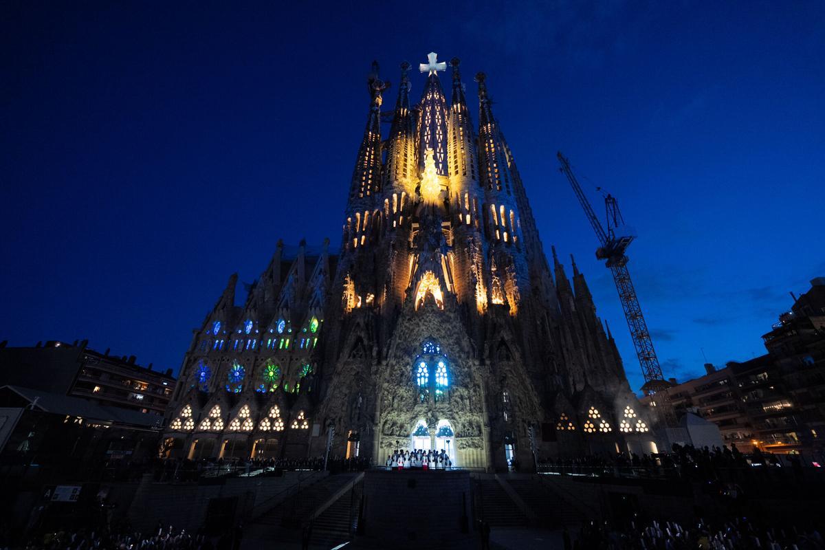 Espectáculo de drones iluminando la Sagrada Família, formando la silueta de Gaudí