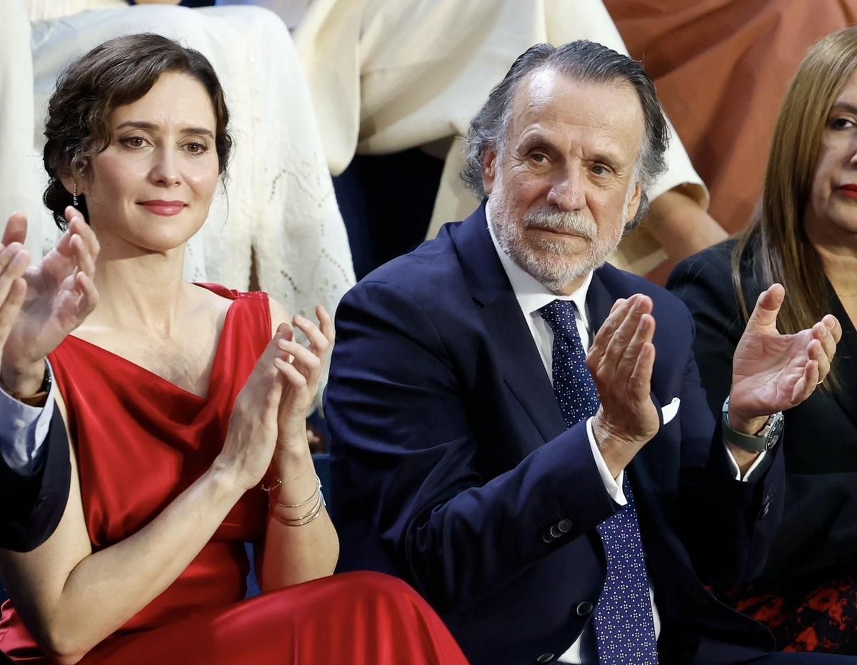 Isabel Díaz Ayuso en la gala del Premio Planeta 75.º aniversario, luciendo un vestido rojo inspirado en Kelly LeBrock.