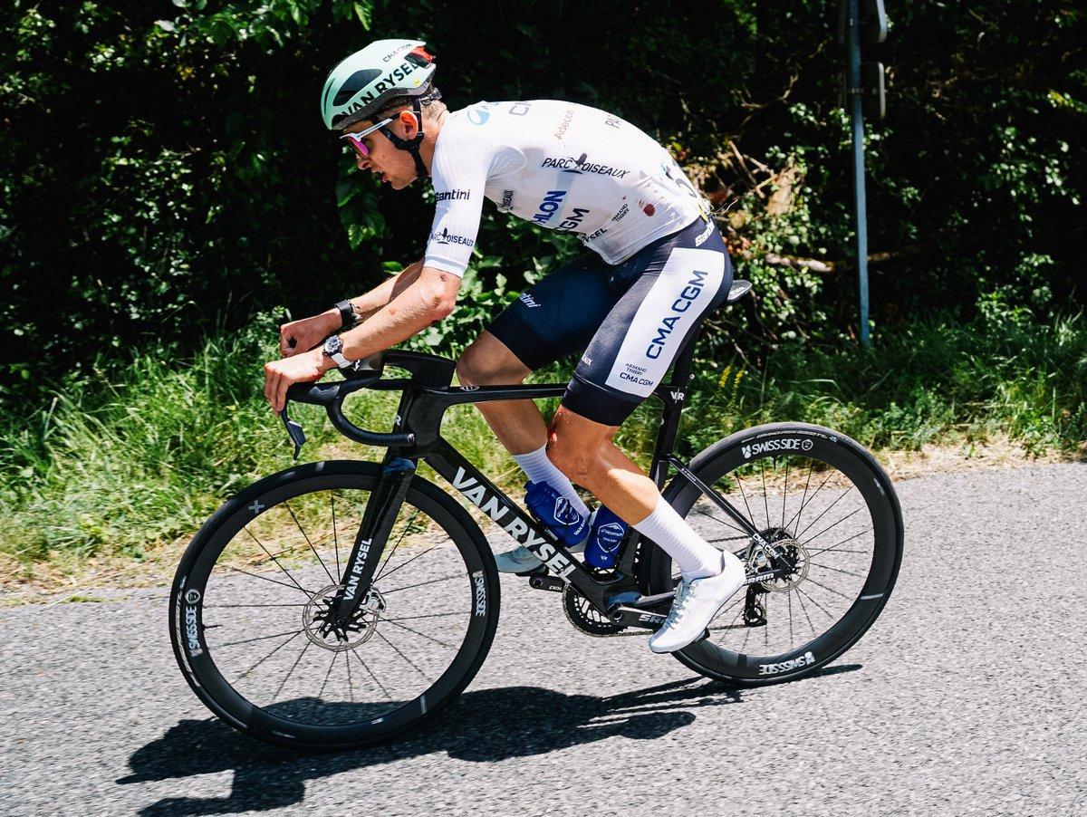 Juan Ayuso cruzando la meta en la etapa alpina del TAURA