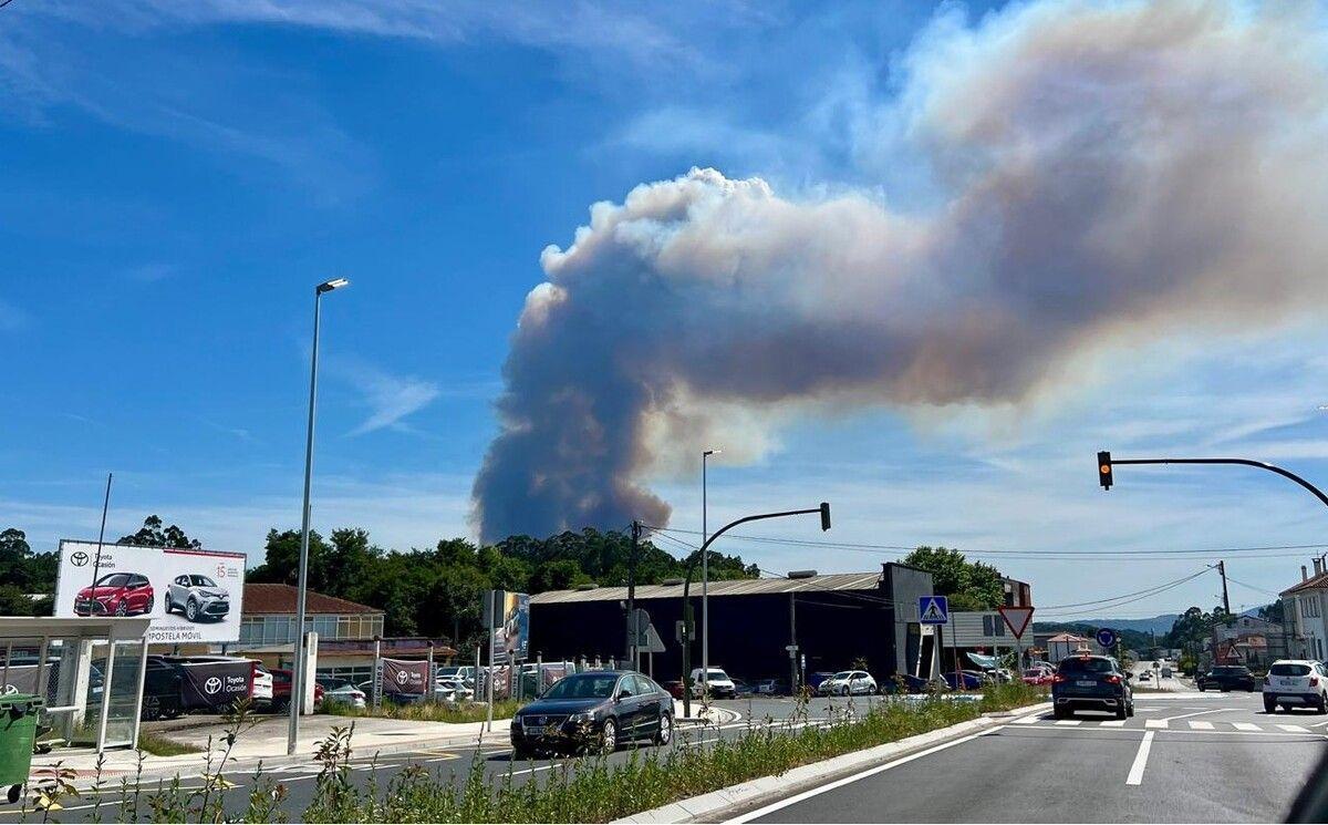 Vista aérea del incendio forestal que avanza en las parroquias de Herbón y Carcacía, Padrón