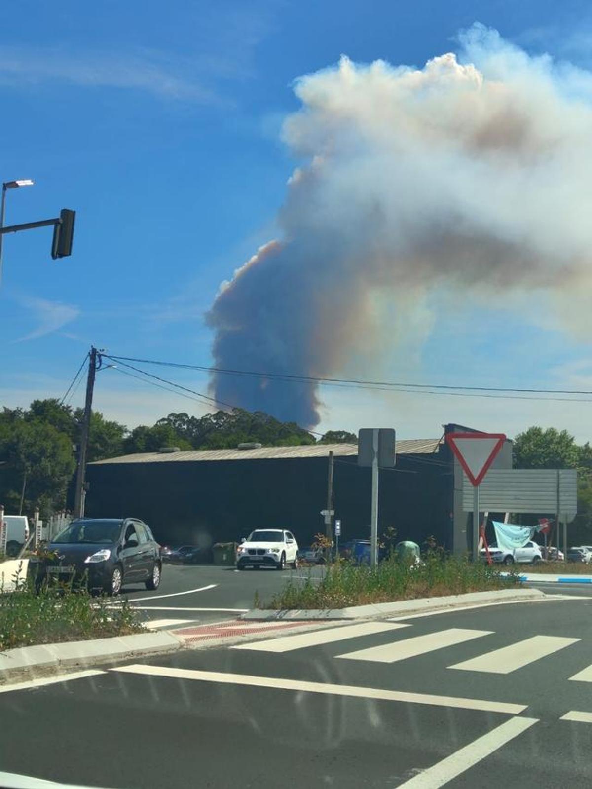 Brigadas y vehículos de extinción trabajando en el frente del fuego en Carcacía