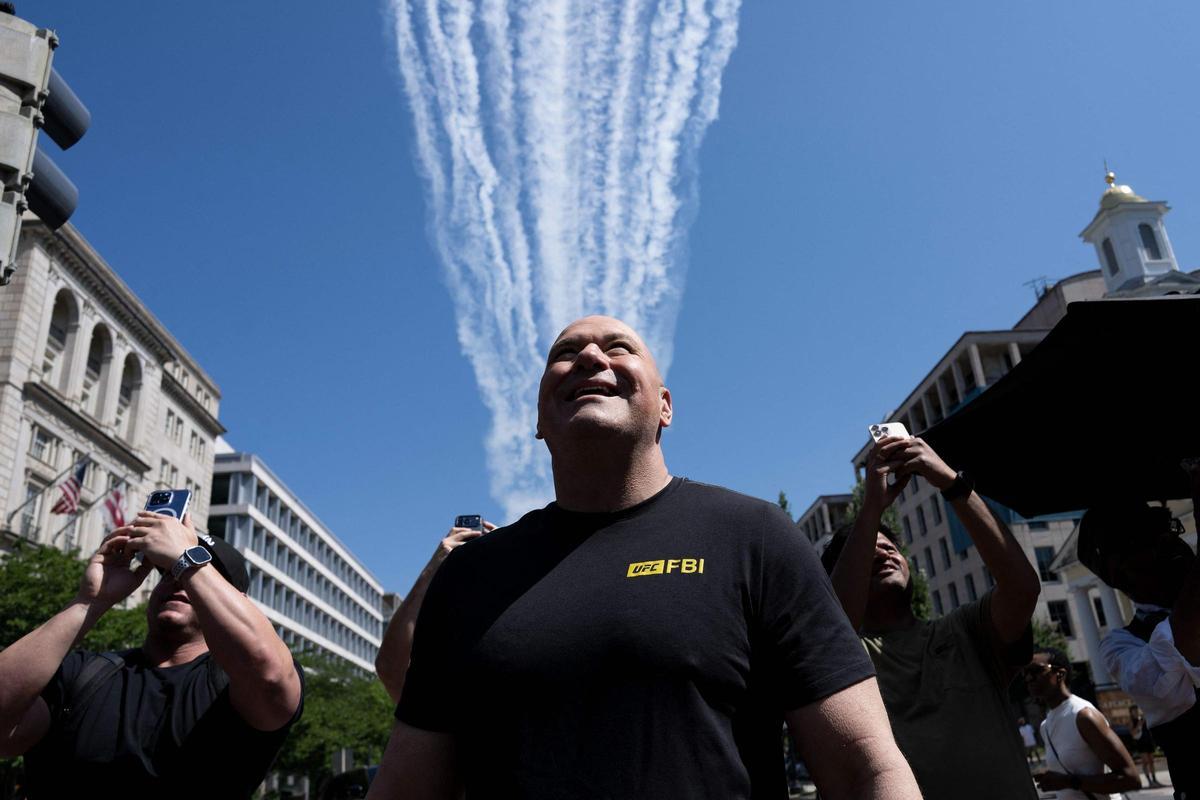 Jaula octogonal de acero de 28 metros erigida en los jardines sur de la Casa Blanca para el evento UFC Freedom 250