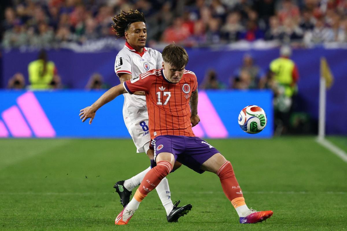 John McGinn celebra el gol que dio la victoria a Escocia contra Haití en el Gillette Stadium