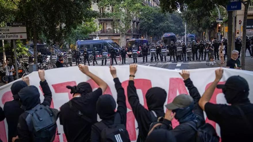 Imagen de los expertos invitados discutiendo la asignación económica para menores