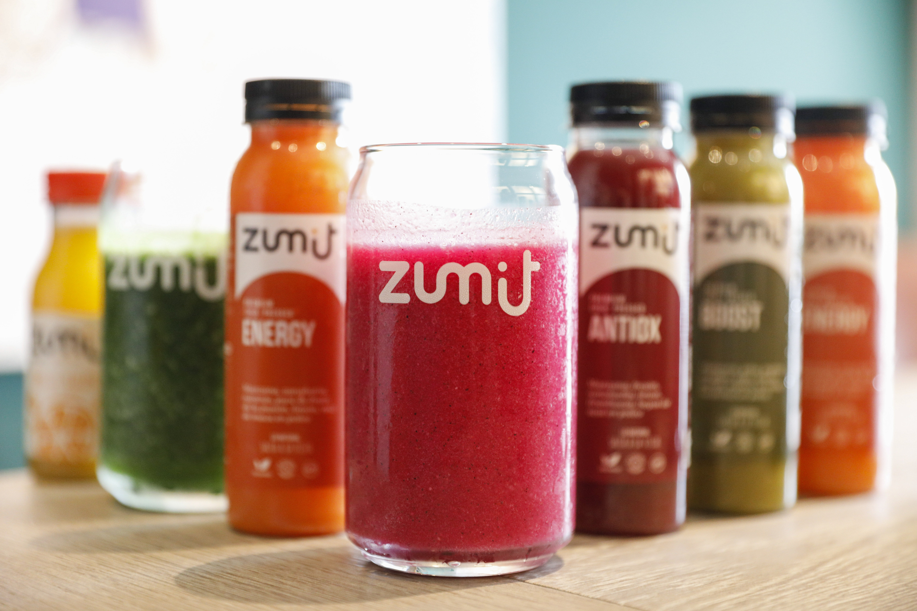 Envase del smoothie Caribbean Passion de Zumit con mango, papaya y piña