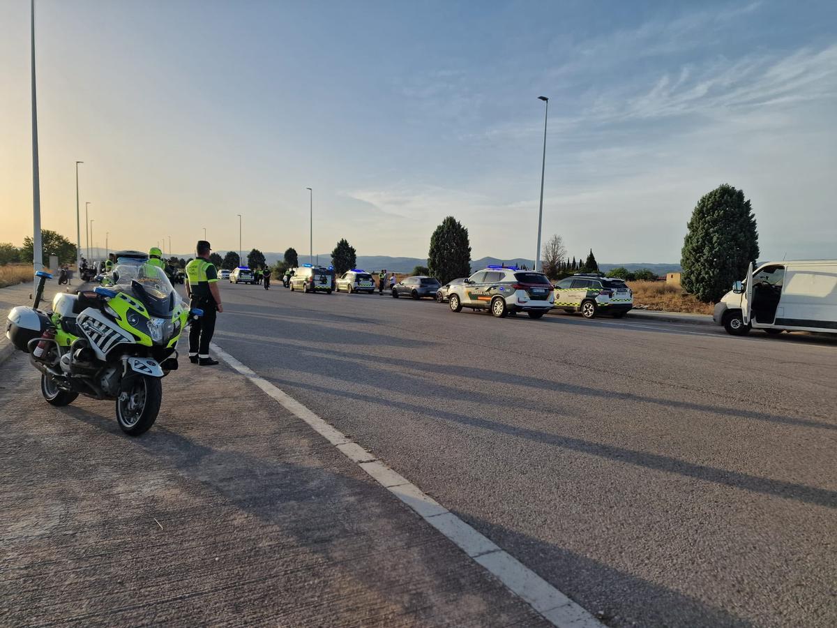 Motoristas realizando caballitos en la A7 cerca de Torrent, observados por la Guardia Civil