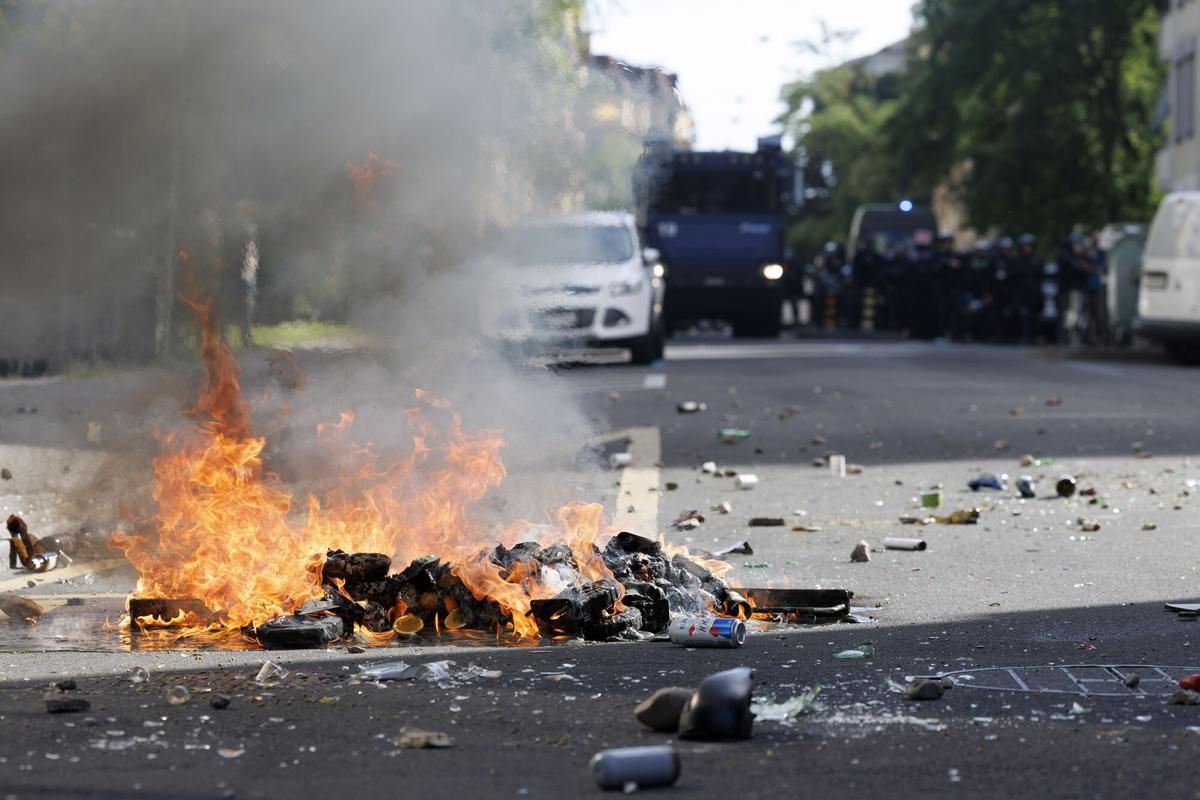 Manifestantes frente a la policía en Ginebra durante la protesta contra el G7