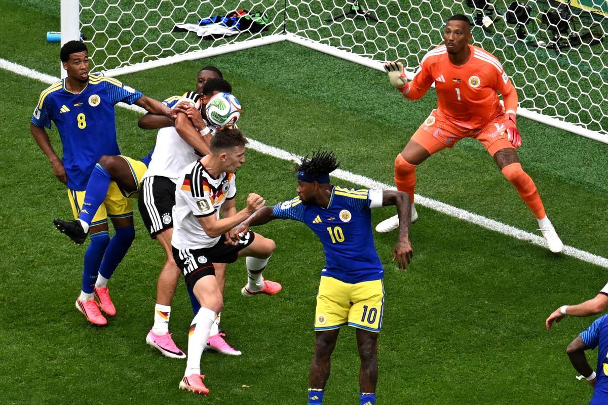 Jugadores de Alemania celebrando un gol, con el público en el fondo en el NGR Stadium
