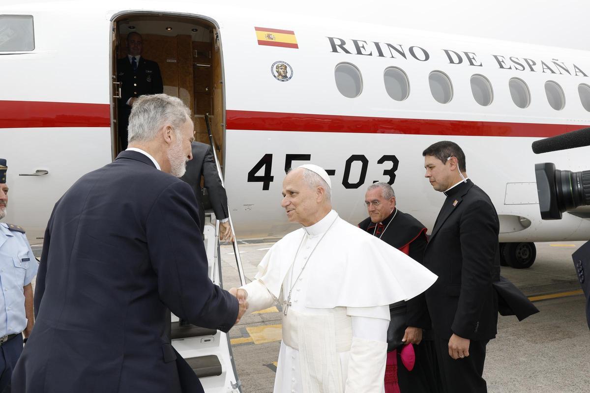 Rey Felipe VI y el Papa León XIV esperando en la pista del Aeropuerto de Los Rodeos, Tenerife