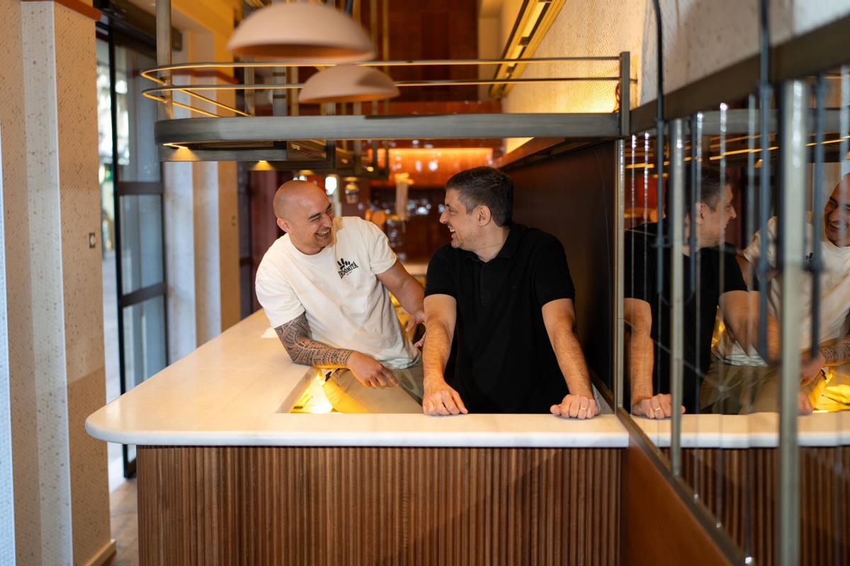 Bar Cal Pla renovado con mármol, latón y bóveda catalana, mostrando la barra y la pizarra de sabores del día