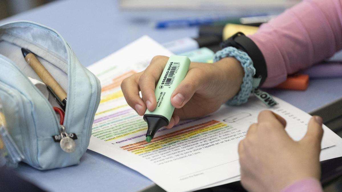 Escritura a mano supera al teclado en retención de información, según nuevo estudio