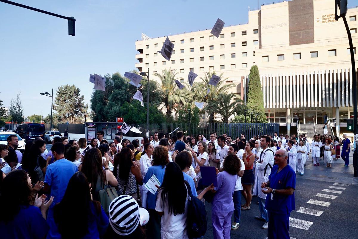 Manifestación de médicos frente al Hospital Dr. Peset en Valencia