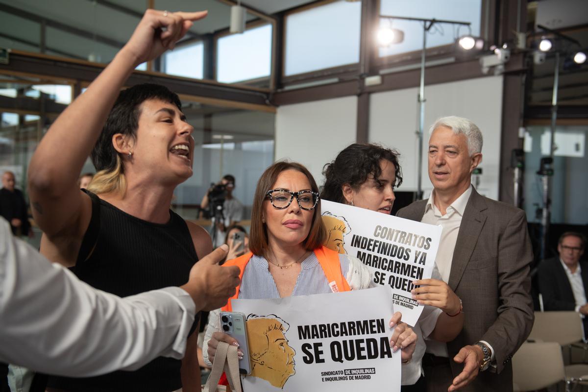 Activistas del Sindicato de Inquilinas interrumpen el foro Inmobiliario 360º frente al Colegio Oficial de Arquitectos de Madrid