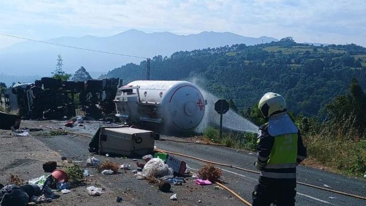 Vuelco de camión cisterna de gas propano en la A‑8 obliga a evacuar 80 viviendas en Colunga