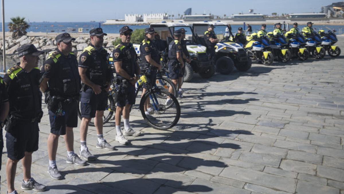 Guardia Urbana patrullando la playa de Barceloneta durante el verano 2026
