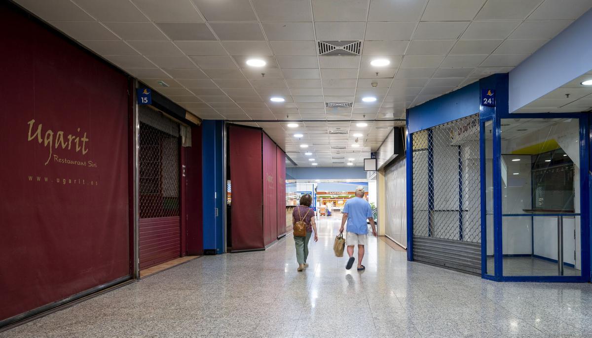 Interior del Centre de la Vila con tiendas cerradas