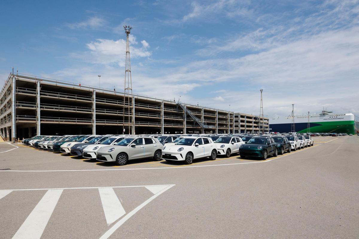 Buque Anji Flourishment descargando los 500 vehículos de Great Wall Motors en el Puerto de Barcelona