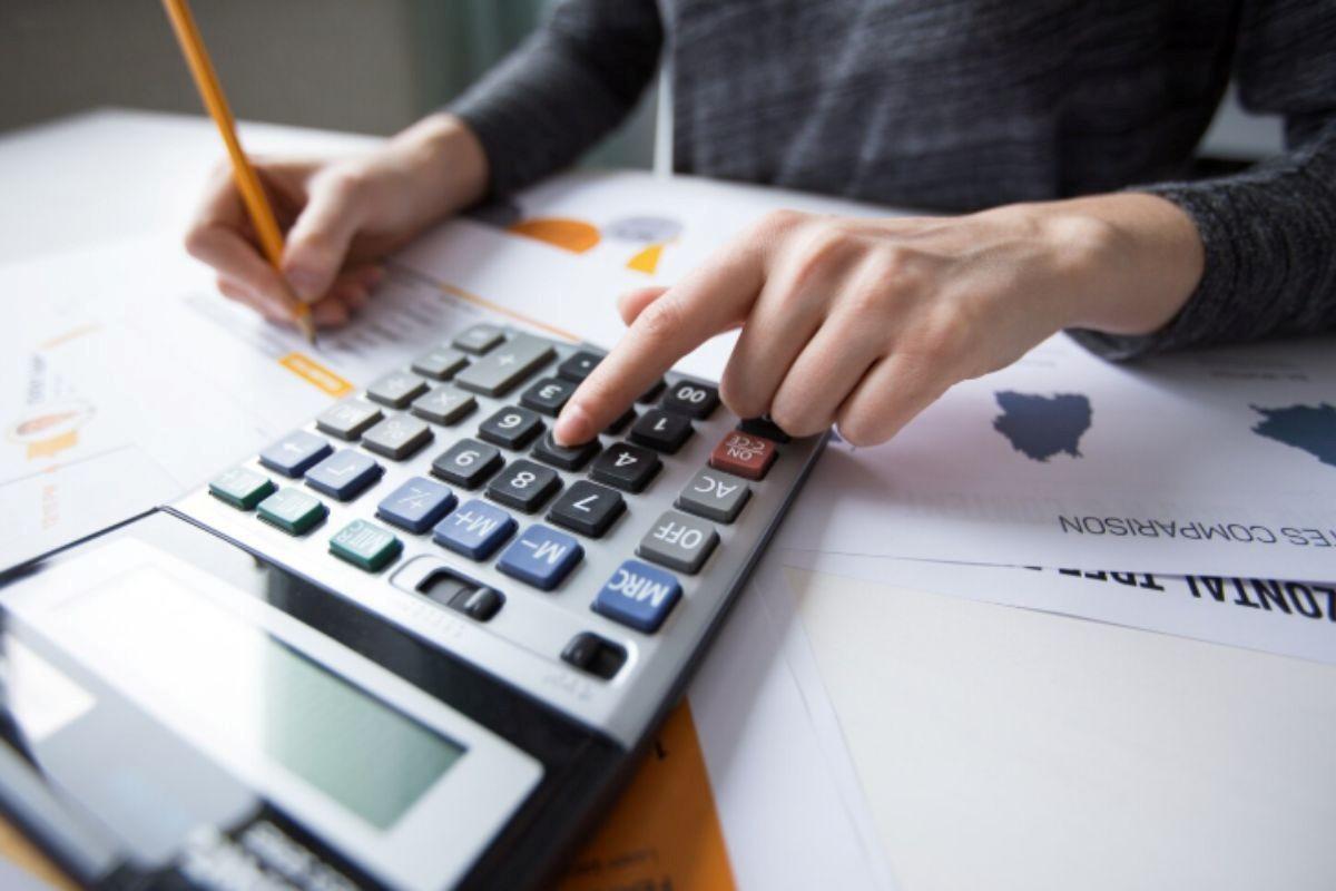 Imagen que muestra a un adulto consultando la plataforma digital de educación financiera de Fundación Mapfre