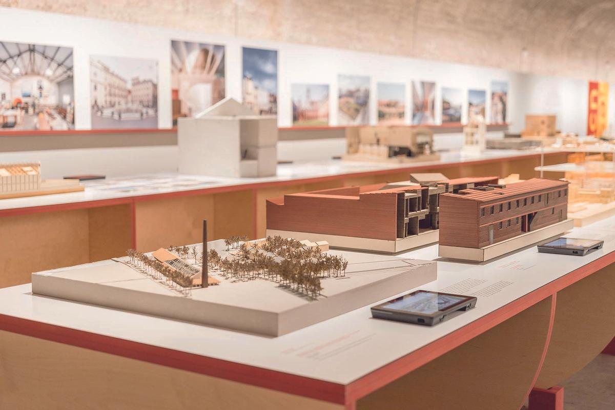 Fotografía de la fachada de Casa Cupra Raval con la señal de la exposición Regeneraciones