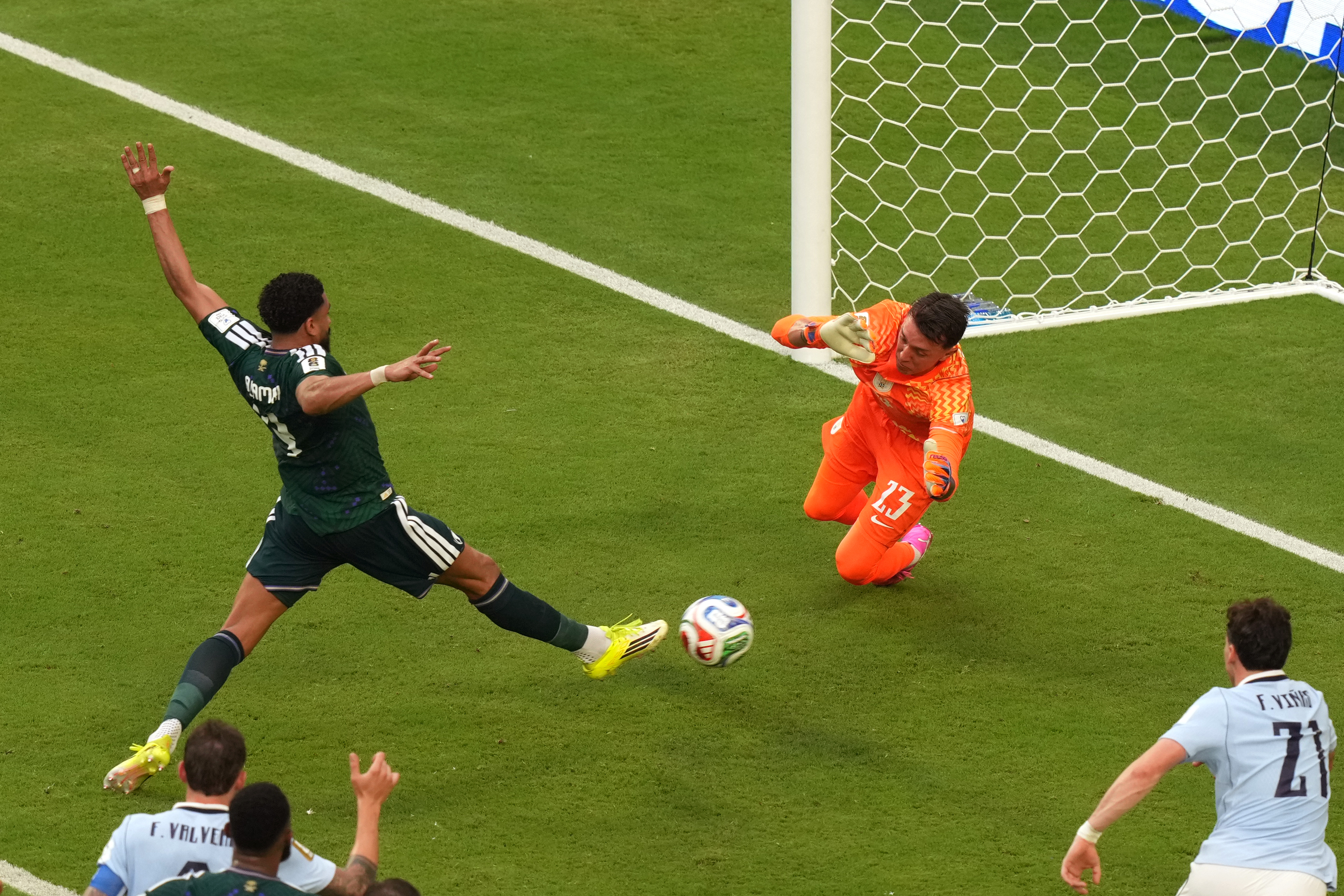 Uruguay empata 1-1 contra Arabia Saudí y mantiene viva la pelea por el liderato del Grupo C