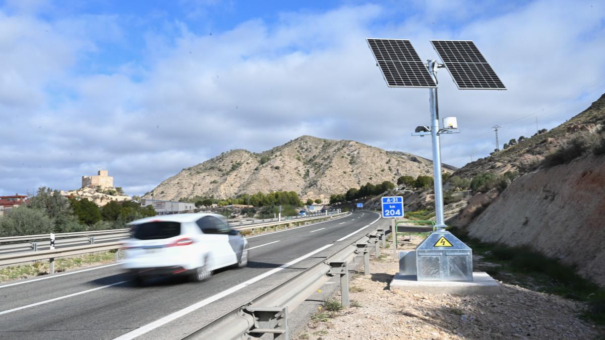 Fotografía del dispositivo Foto‑Línea instalado en la autovía A‑6, mostrando la cámara de vigilancia y la señalización de la zona.