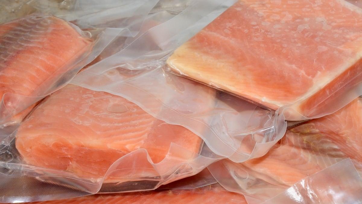 Laboratorio analizando muestras de pescado envasado