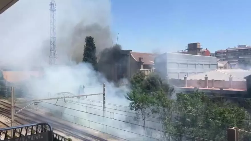 Equipos de rescate inspeccionando daños estructurales tras el sismo