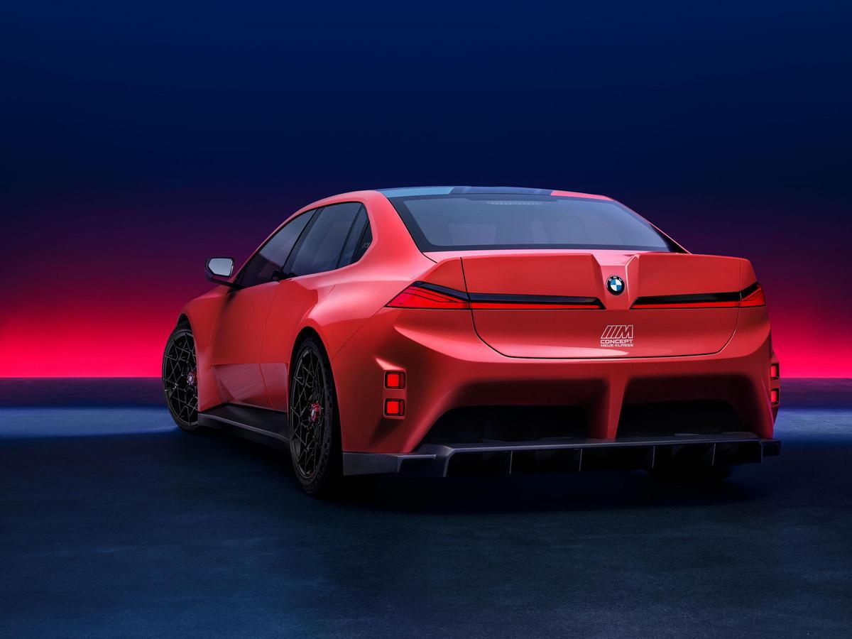 Vista lateral del BMW M Concept Neue Klasse con líneas musculosas y firma luminosa amarilla