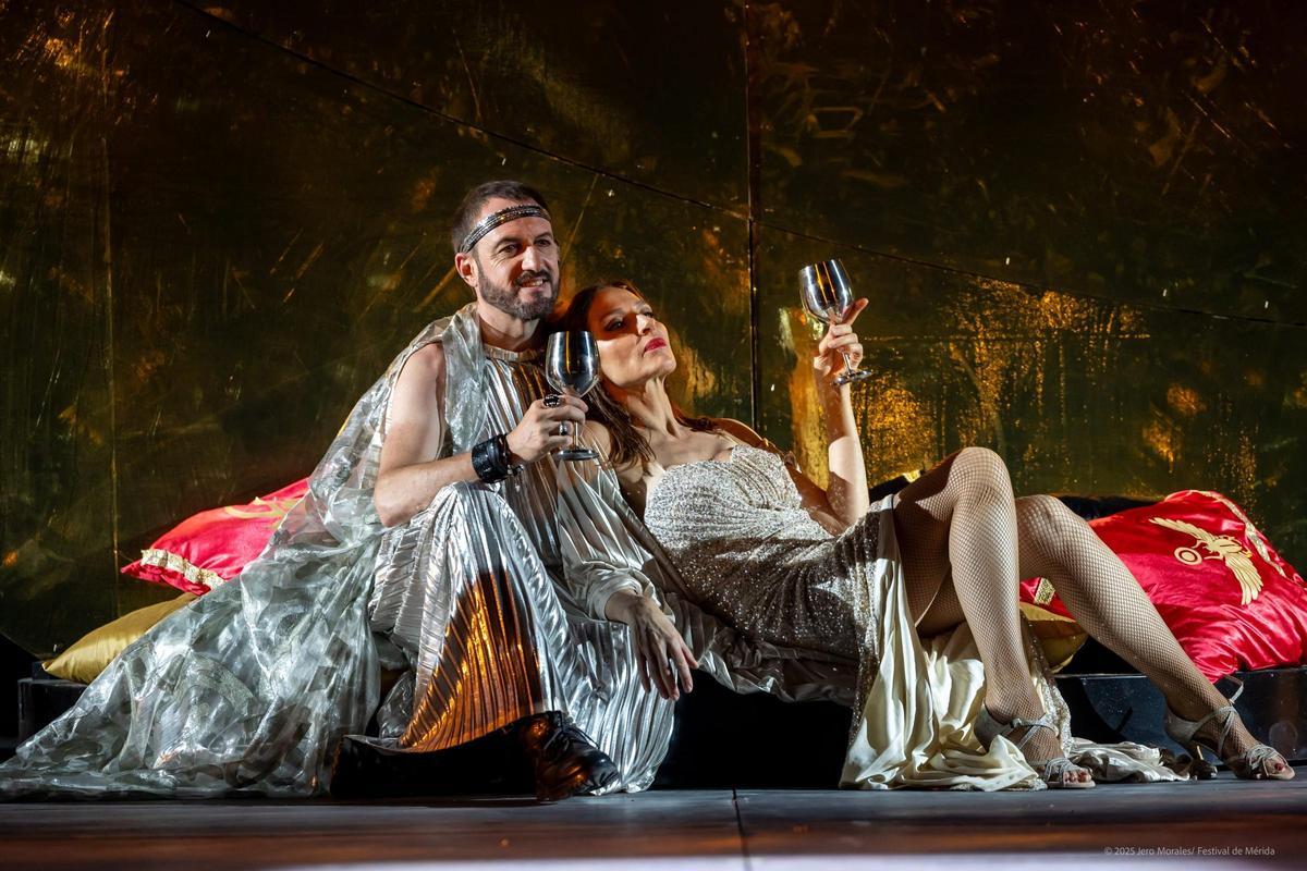 Fotograma del escenario de 'Cleopatra enamorada' con Natalia Millán como la reina egipcia, iluminado por luces doradas y la escenografía de David Pizarro