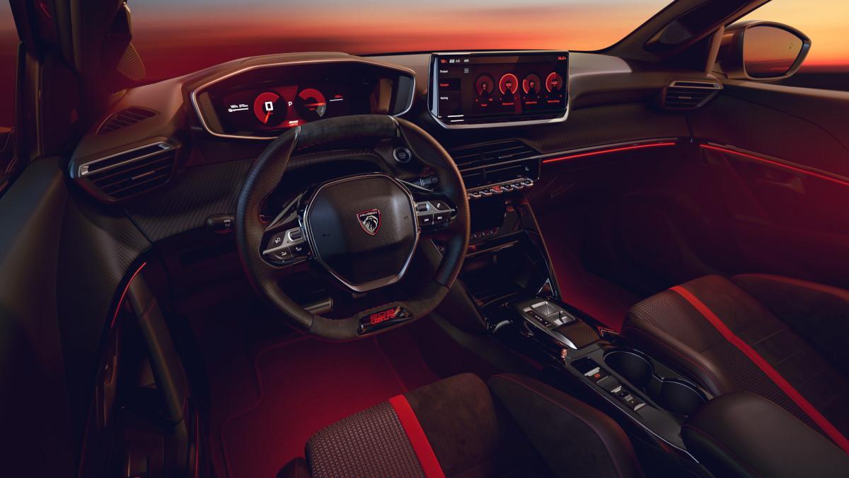 Peugeot E-208 GTi eléctrico exhibido en el salón, con detalles rojos y llantas de 18 pulgadas