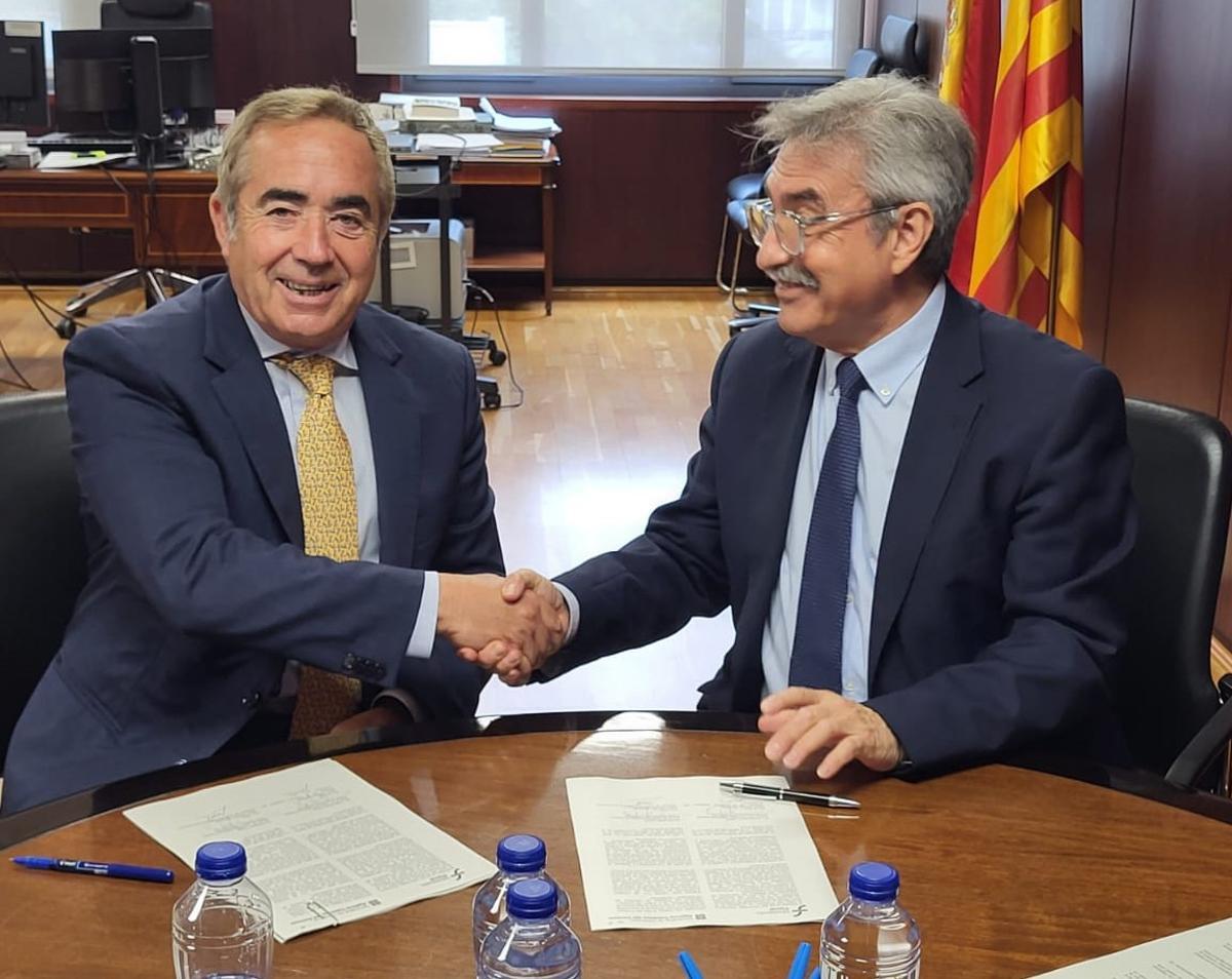 Firma del acuerdo entre el Fiscal Superior Francisco Bañeres y el director de Consumo Isidor García