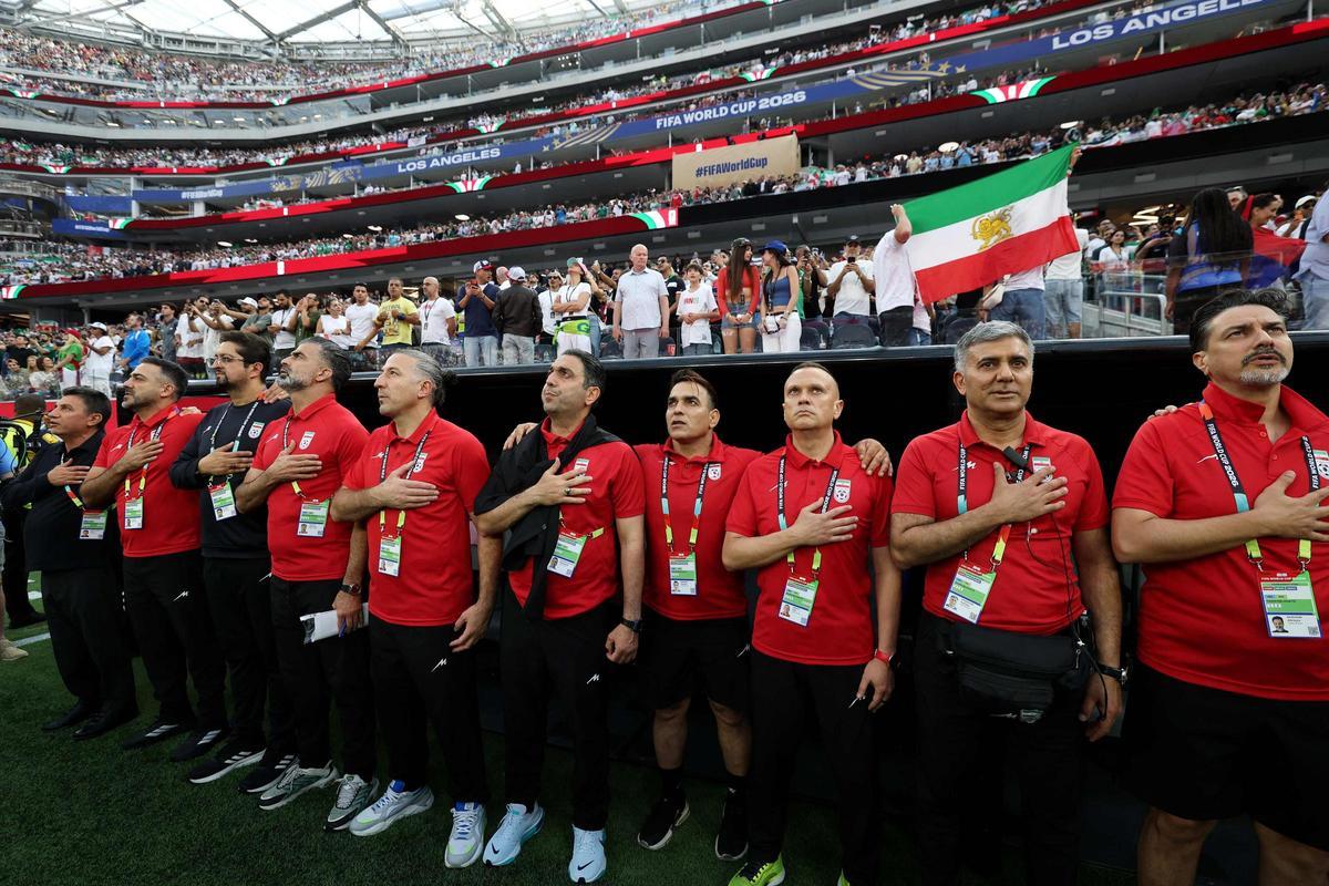 Aficionados iraníes ondeando la prohibida bandera del León y el Sol en el Estadio de Los Ángeles
