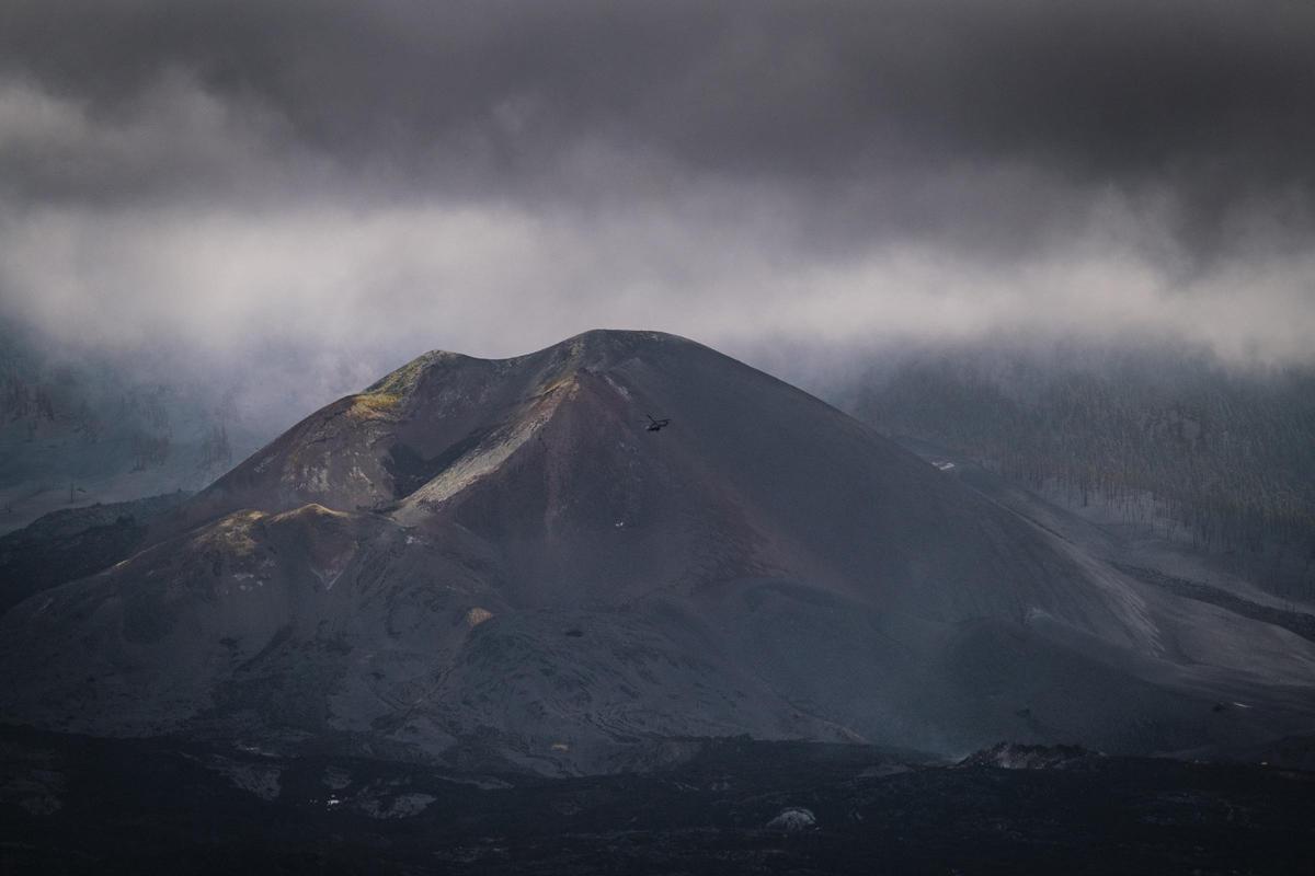 Vista panorámica del volcán Tajogaite en erupción, con columna de ceniza elevándose sobre el paisaje de La Palma