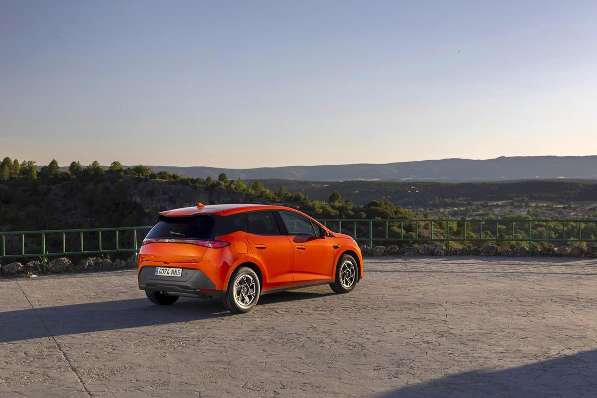 Imagen del BYD Dolphin G DM-i en una calle urbana, mostrando su diseño exterior