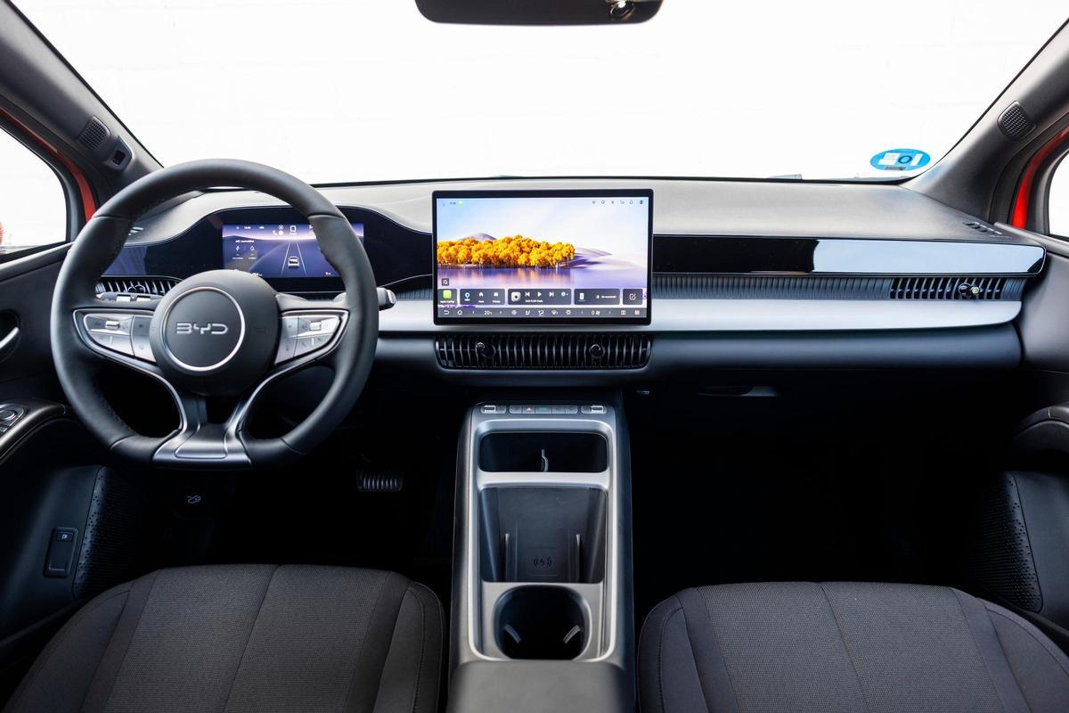Detalle del interior del BYD Dolphin G DM-i con pantalla de infoentretenimiento