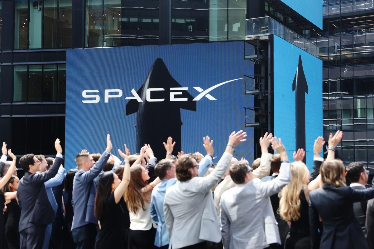 Imagen del logo de SpaceX durante la ceremonia de cierre en el Nasdaq