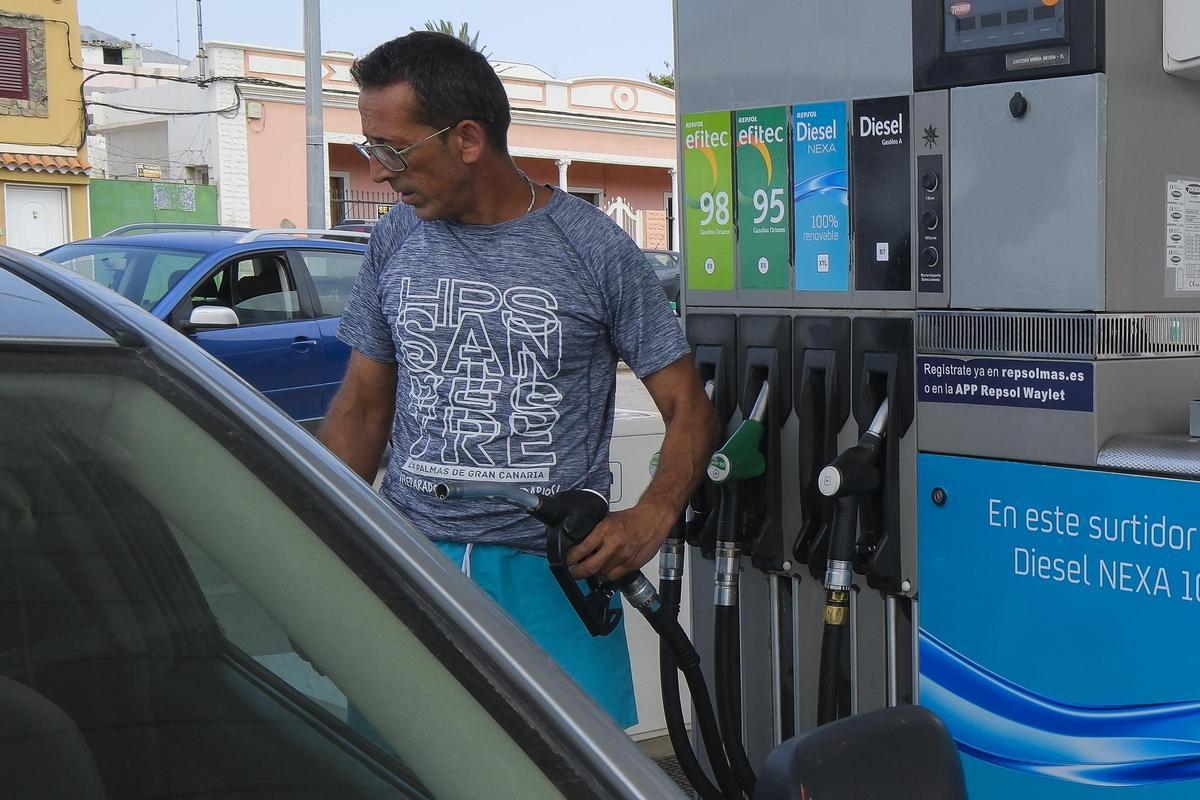 Imagen de una estación de autobuses con varios autocares, ilustrando el aumento del coste del transporte