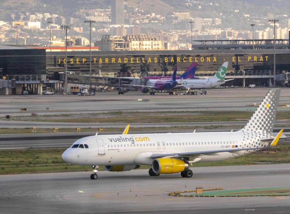 Avión de Vueling en la pista de Barcelona‑El Prat