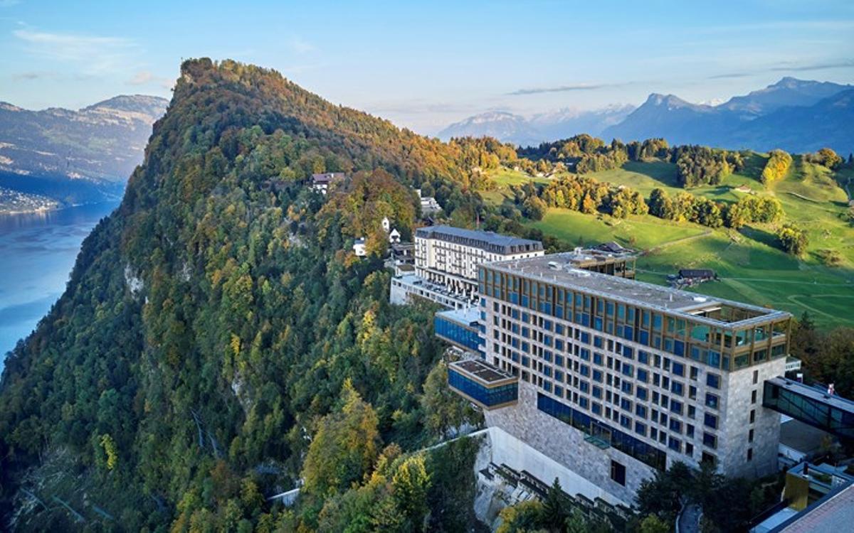 Vista panorámica del resort Burgenstock a los pies del lago Lucerna, Suiza
