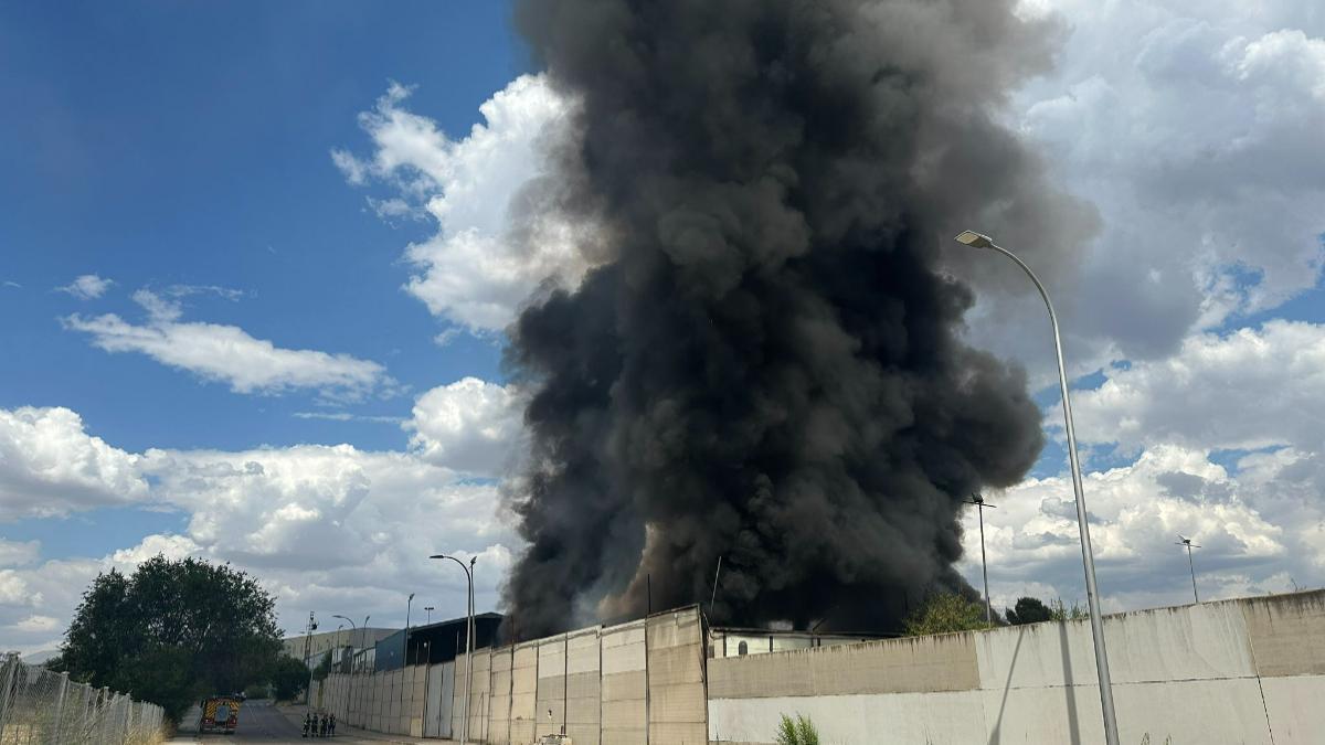 Incendio de chatarra en Vicálvaro con columna de humo visible
