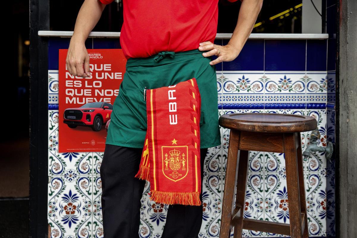 Cartel promocional de la Red Oficial de Bares Manolo con el logo de EBRO